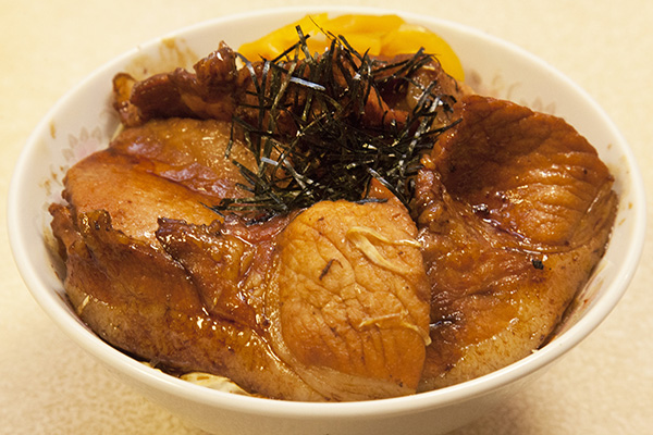 昼はラーメン食堂　夜は焼肉居酒屋　ここがつばめや