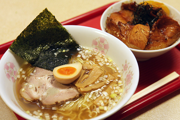 昼はラーメン食堂　夜は焼肉居酒屋　ここがつばめや